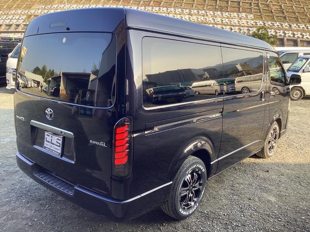 レジアスエースバン スーパーＧＬ　ダークプライム　４型　社外アルミホイール　バットフェイスボンネット　コートテクトガラス　ローダウン　ＬＥＤデイライト付きバンパーガード　フリップダウンモニター　社外テールランプ　ＬＥＤフォグランプ　ハンガーバー（5枚目）