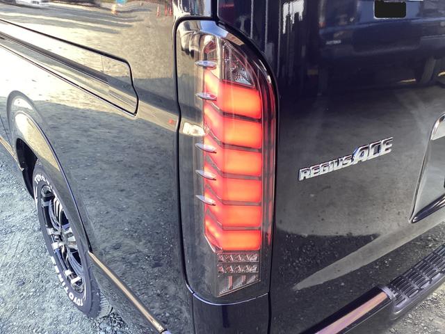 レジアスエースバン スーパーＧＬ　ダークプライム　４型　社外アルミホイール　バットフェイスボンネット　コートテクトガラス　ローダウン　ＬＥＤデイライト付きバンパーガード　フリップダウンモニター　社外テールランプ　ＬＥＤフォグランプ　ハンガーバー（10枚目）