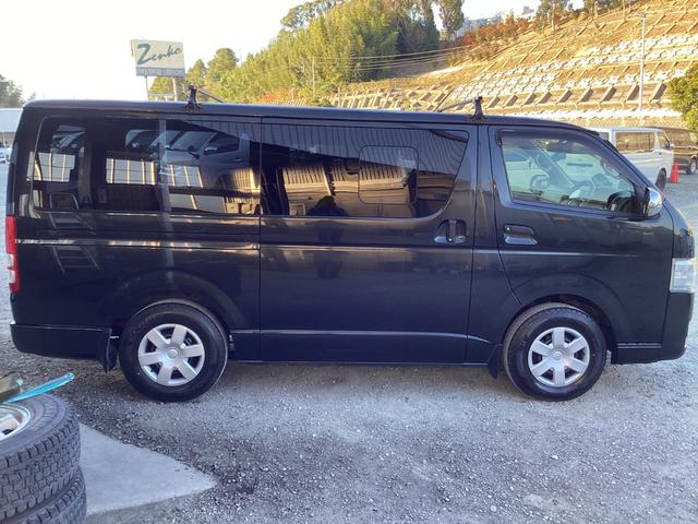 レジアスエースバン ロングＤＸ　４型　ワンオーナー　ＧＬパッケージ仕様　ミラー型バックモニター　ルーフキャリア　リアスライドガラス小窓　助手席エアバック　１００Ｖ電源　ビルトインＥＴＣ　内張レザー変更　ストラーダＨＤＤナビ　キーレス（6枚目）