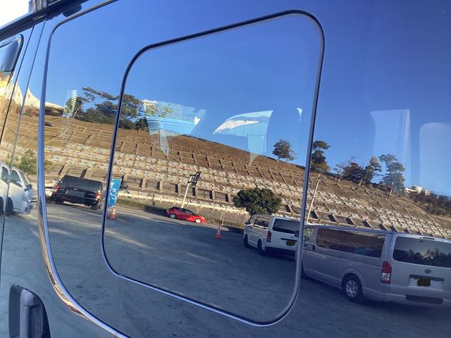 レジアスエースバン ロングＤＸ　４型　ワンオーナー　ＧＬパッケージ仕様　ミラー型バックモニター　ルーフキャリア　リアスライドガラス小窓　助手席エアバック　１００Ｖ電源　ビルトインＥＴＣ　内張レザー変更　ストラーダＨＤＤナビ　キーレス（10枚目）