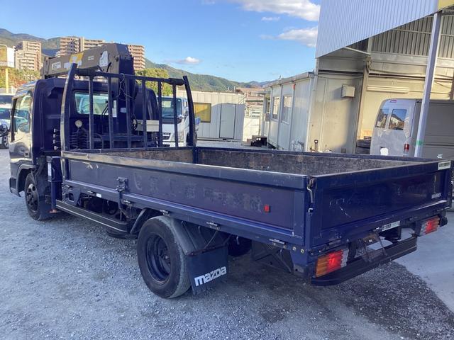 タイタントラック ロングワイドロー　平ボディー　クレーン付き　三方開　最積２ｔ　ダブルタイヤ　５速ミッション　パワーステアリング　エアバック（3枚目）