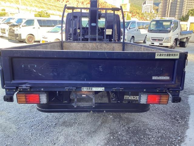 タイタントラック ロングワイドロー　平ボディー　クレーン付き　三方開　最積２ｔ　ダブルタイヤ　５速ミッション　パワーステアリング　エアバック（4枚目）