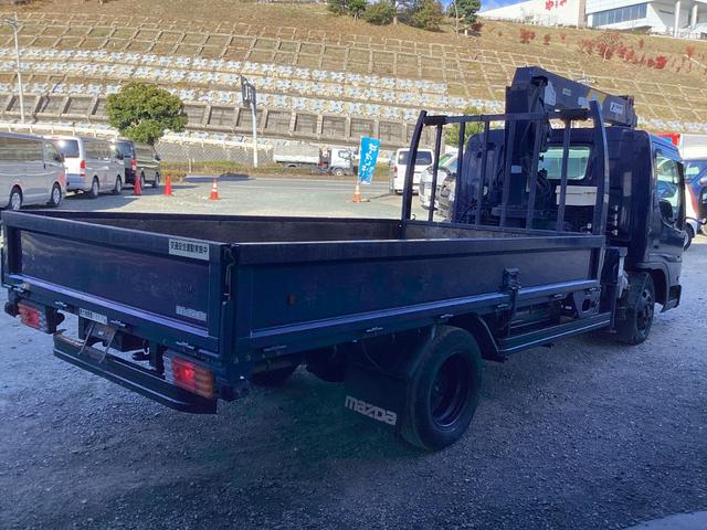 タイタントラック ロングワイドロー　平ボディー　クレーン付き　三方開　最積２ｔ　ダブルタイヤ　５速ミッション　パワーステアリング　エアバック（5枚目）