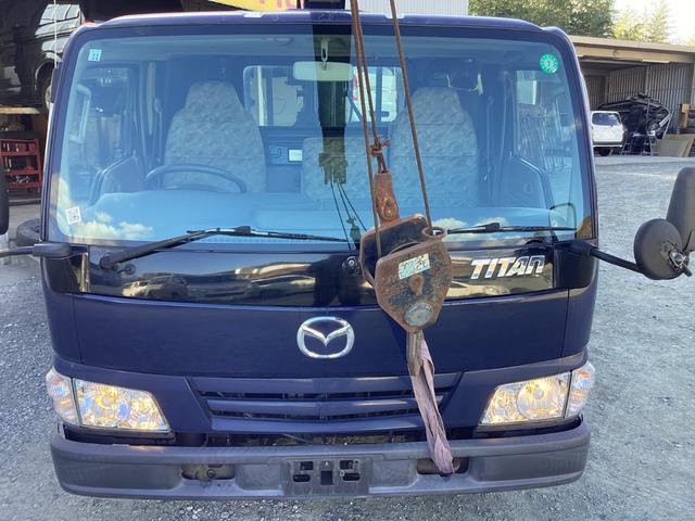 タイタントラック ロングワイドロー　平ボディー　クレーン付き　三方開　最積２ｔ　ダブルタイヤ　５速ミッション　パワーステアリング　エアバック（8枚目）