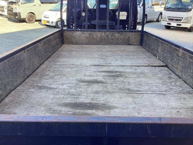 タイタントラック ロングワイドロー　平ボディー　クレーン付き　三方開　最積２ｔ　ダブルタイヤ　５速ミッション　パワーステアリング　エアバック（9枚目）