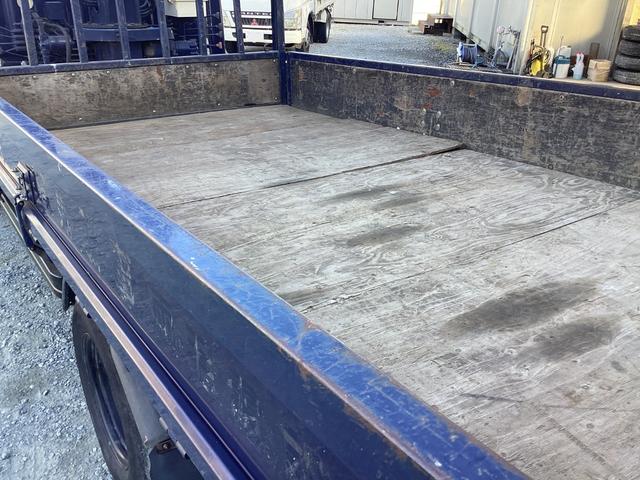 タイタントラック ロングワイドロー　平ボディー　クレーン付き　三方開　最積２ｔ　ダブルタイヤ　５速ミッション　パワーステアリング　エアバック（10枚目）