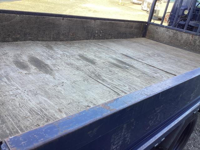 タイタントラック ロングワイドロー　平ボディー　クレーン付き　三方開　最積２ｔ　ダブルタイヤ　５速ミッション　パワーステアリング　エアバック（11枚目）