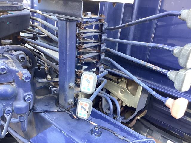 タイタントラック ロングワイドロー　平ボディー　クレーン付き　三方開　最積２ｔ　ダブルタイヤ　５速ミッション　パワーステアリング　エアバック（12枚目）