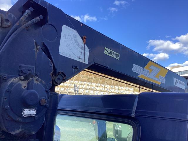 タイタントラック ロングワイドロー　平ボディー　クレーン付き　三方開　最積２ｔ　ダブルタイヤ　５速ミッション　パワーステアリング　エアバック（13枚目）