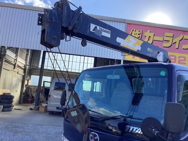 タイタントラック ロングワイドロー　平ボディー　クレーン付き　三方開　最積２ｔ　ダブルタイヤ　５速ミッション　パワーステアリング　エアバック（16枚目）