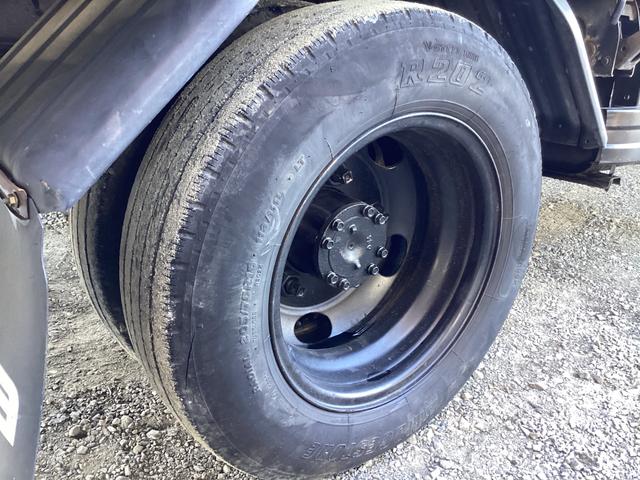 タイタントラック ロングワイドロー　平ボディー　クレーン付き　三方開　最積２ｔ　ダブルタイヤ　５速ミッション　パワーステアリング　エアバック（17枚目）