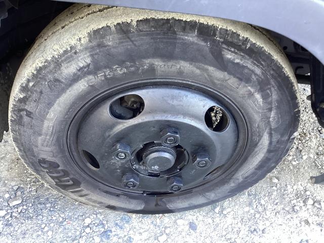 タイタントラック ロングワイドロー　平ボディー　クレーン付き　三方開　最積２ｔ　ダブルタイヤ　５速ミッション　パワーステアリング　エアバック（20枚目）