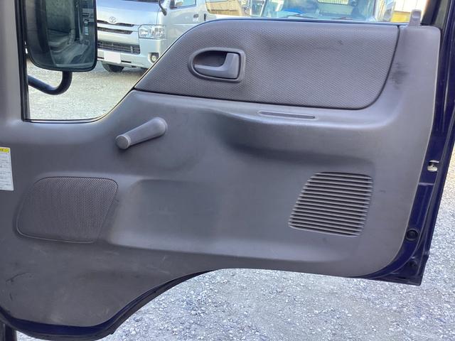 タイタントラック ロングワイドロー　平ボディー　クレーン付き　三方開　最積２ｔ　ダブルタイヤ　５速ミッション　パワーステアリング　エアバック（21枚目）