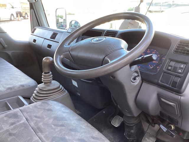 タイタントラック ロングワイドロー　平ボディー　クレーン付き　三方開　最積２ｔ　ダブルタイヤ　５速ミッション　パワーステアリング　エアバック（22枚目）