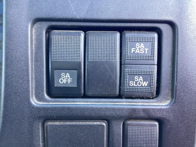 タイタントラック ロングワイドロー　平ボディー　クレーン付き　三方開　最積２ｔ　ダブルタイヤ　５速ミッション　パワーステアリング　エアバック（24枚目）