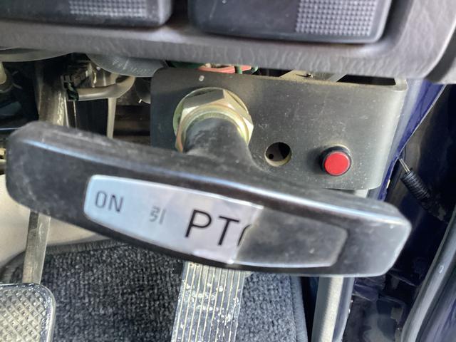 タイタントラック ロングワイドロー　平ボディー　クレーン付き　三方開　最積２ｔ　ダブルタイヤ　５速ミッション　パワーステアリング　エアバック（25枚目）