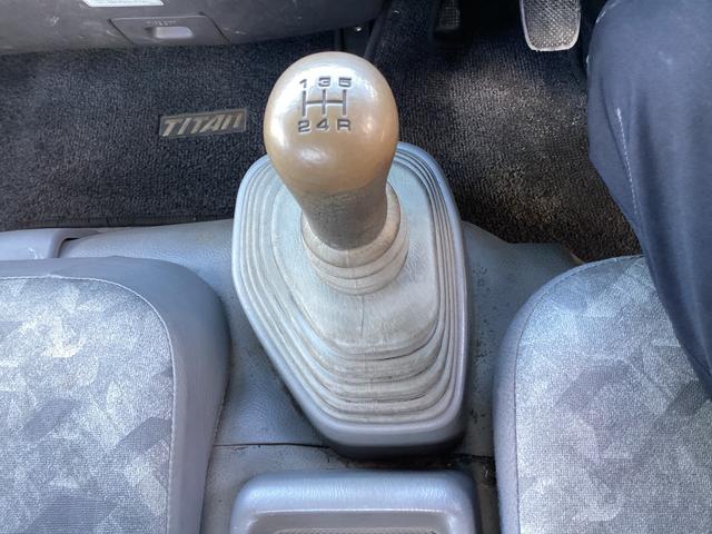 タイタントラック ロングワイドロー　平ボディー　クレーン付き　三方開　最積２ｔ　ダブルタイヤ　５速ミッション　パワーステアリング　エアバック（28枚目）