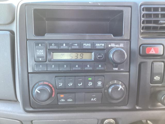 タイタントラック ロングワイドロー　平ボディー　クレーン付き　三方開　最積２ｔ　ダブルタイヤ　５速ミッション　パワーステアリング　エアバック（29枚目）