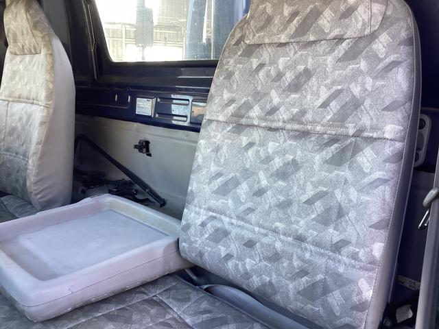 タイタントラック ロングワイドロー　平ボディー　クレーン付き　三方開　最積２ｔ　ダブルタイヤ　５速ミッション　パワーステアリング　エアバック（32枚目）