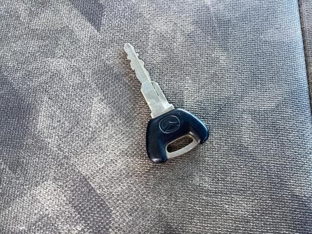 タイタントラック ロングワイドロー　平ボディー　クレーン付き　三方開　最積２ｔ　ダブルタイヤ　５速ミッション　パワーステアリング　エアバック（33枚目）