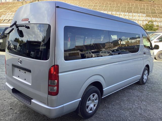 ハイエースバン SロングワイドDX 4型 GLパッケージ仕様 6人乗り リアスライドガラス小窓 ビルトインETC 内張レザー変更 バックカメラ メッキ電動格納ミラー メッキグリル レベライザー 純正SDナビ 同色バンパー(5枚目)