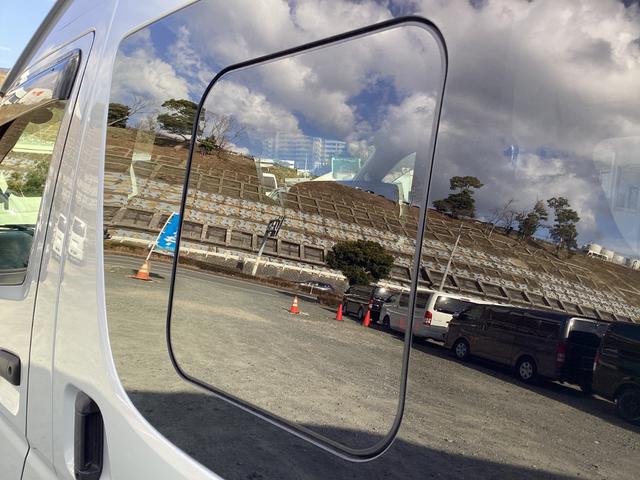 ハイエースバン SロングワイドDX 4型 GLパッケージ仕様 6人乗り リアスライドガラス小窓 ビルトインETC 内張レザー変更 バックカメラ メッキ電動格納ミラー メッキグリル レベライザー 純正SDナビ 同色バンパー(9枚目)