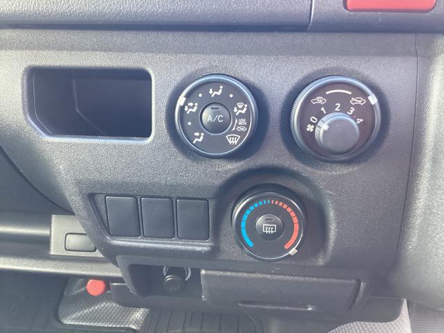 ハイエースバン SロングワイドDX 4型 GLパッケージ仕様 6人乗り リアスライドガラス小窓 ビルトインETC 内張レザー変更 バックカメラ メッキ電動格納ミラー メッキグリル レベライザー 純正SDナビ 同色バンパー(24枚目)