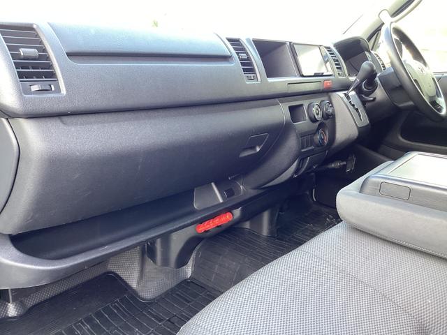 ハイエースバン SロングワイドDX 4型 GLパッケージ仕様 6人乗り リアスライドガラス小窓 ビルトインETC 内張レザー変更 バックカメラ メッキ電動格納ミラー メッキグリル レベライザー 純正SDナビ 同色バンパー(30枚目)