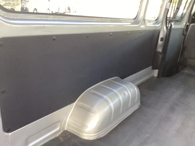 ハイエースバン SロングワイドDX 4型 GLパッケージ仕様 6人乗り リアスライドガラス小窓 ビルトインETC 内張レザー変更 バックカメラ メッキ電動格納ミラー メッキグリル レベライザー 純正SDナビ 同色バンパー(38枚目)