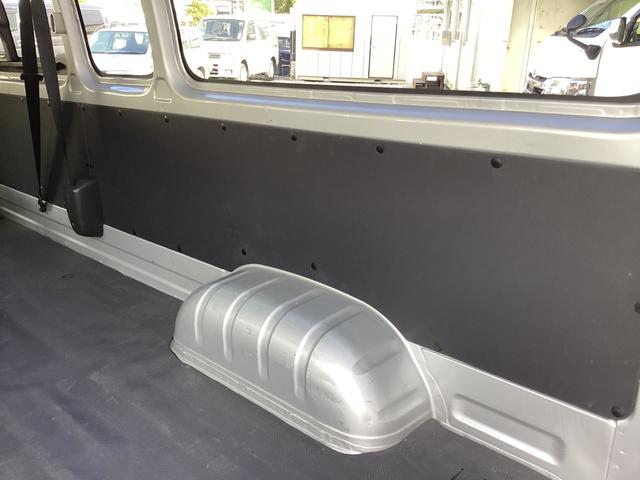 ハイエースバン SロングワイドDX 4型 GLパッケージ仕様 6人乗り リアスライドガラス小窓 ビルトインETC 内張レザー変更 バックカメラ メッキ電動格納ミラー メッキグリル レベライザー 純正SDナビ 同色バンパー(39枚目)