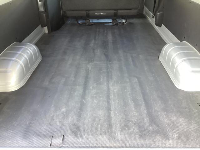 ハイエースバン SロングワイドDX 4型 GLパッケージ仕様 6人乗り リアスライドガラス小窓 ビルトインETC 内張レザー変更 バックカメラ メッキ電動格納ミラー メッキグリル レベライザー 純正SDナビ 同色バンパー(40枚目)