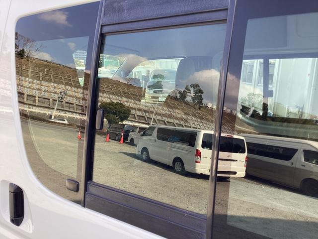 ハイエースバン SロングDX 1型 4型フェイス GLパッケージ仕様 アルパインBIGXフローティングディスプレイオーディオ ローダウン ダブルエアコン フロアパネル 社外電動格納ウインカー ミラーリアスピーカー スライド小窓(11枚目)