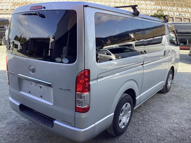 ハイエースバン ロングスーパーＧＬ　４型　純正ＬＥＤヘッドライト　プッシュスタート　新品シートカバー　バータイプルーフキャリア　ステアリングスイッチ　ミラー型バックモニター　ビルトインＥＴＣ　純正ＳＤナビ　ダブルエアコン（5枚目）