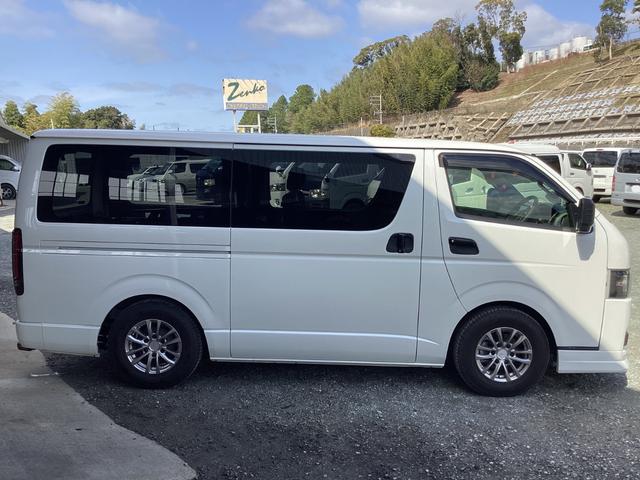 ハイエースバン スーパーＧＬ　ダークプライムＩＩ　７型　両側パワースライドドア　パノラミックビュー　ワンオーナー　インナーブラックＬＥＤヘッドライト　クリアランスソナー　ＴＳＳ　社外アルミホイール　デジタルインナーミラー　社外テールランプ（6枚目）