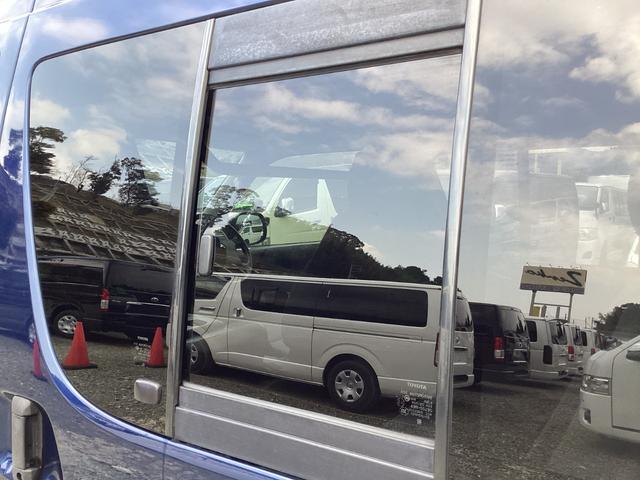 レジアスエースバン スーパーロングワイドDX GLパック 3型後期 ダブルエアコン リアスーパーGLシート ワンオーナー 床張り加工 ストラーダフローティングナビ ベッドキット フリップダウンモニター 純正HIDヘッドライト リアスライドガラス小窓 キーレス(10枚目)