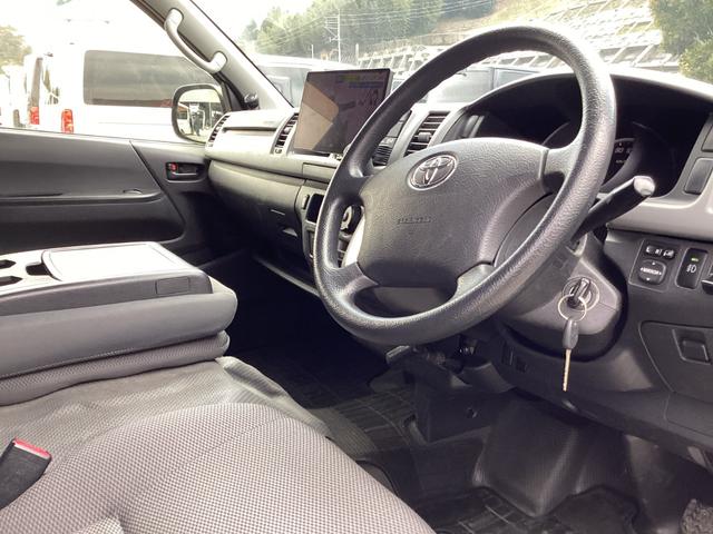 レジアスエースバン スーパーロングワイドDX GLパック 3型後期 ダブルエアコン リアスーパーGLシート ワンオーナー 床張り加工 ストラーダフローティングナビ ベッドキット フリップダウンモニター 純正HIDヘッドライト リアスライドガラス小窓 キーレス(18枚目)