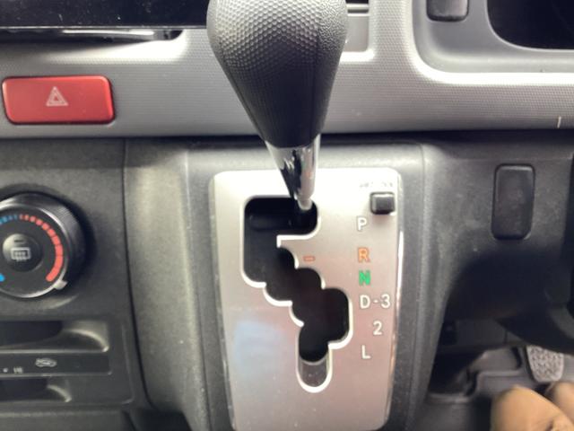 レジアスエースバン スーパーロングワイドDX GLパック 3型後期 ダブルエアコン リアスーパーGLシート ワンオーナー 床張り加工 ストラーダフローティングナビ ベッドキット フリップダウンモニター 純正HIDヘッドライト リアスライドガラス小窓 キーレス(24枚目)