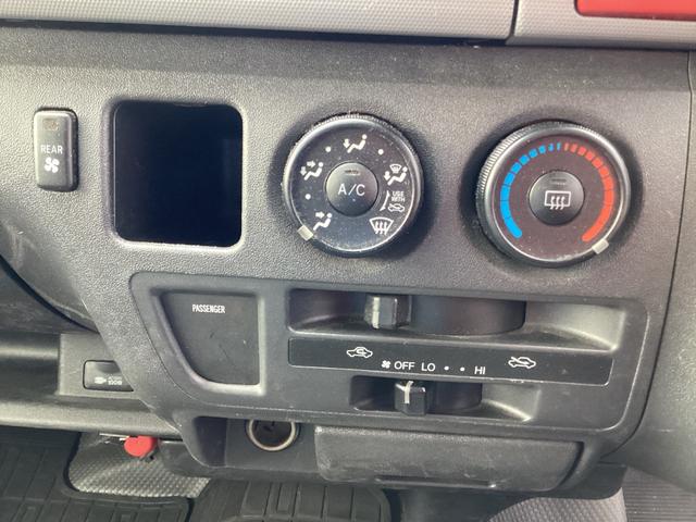 レジアスエースバン スーパーロングワイドDX GLパック 3型後期 ダブルエアコン リアスーパーGLシート ワンオーナー 床張り加工 ストラーダフローティングナビ ベッドキット フリップダウンモニター 純正HIDヘッドライト リアスライドガラス小窓 キーレス(25枚目)