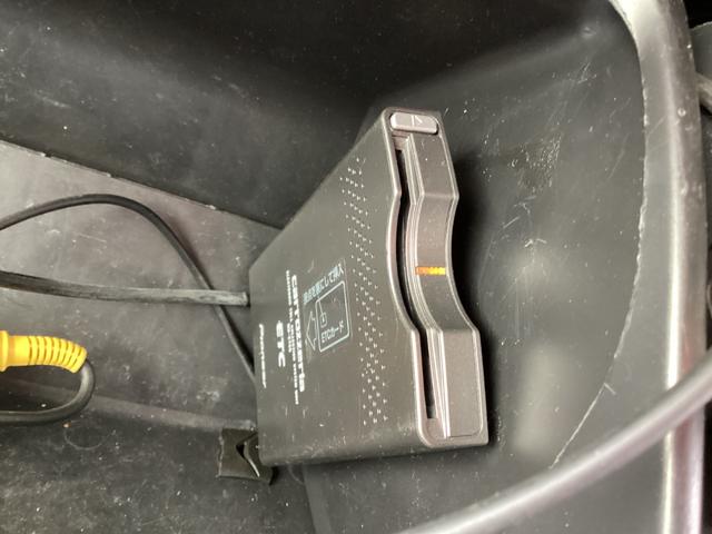 レジアスエースバン スーパーロングワイドDX GLパック 3型後期 ダブルエアコン リアスーパーGLシート ワンオーナー 床張り加工 ストラーダフローティングナビ ベッドキット フリップダウンモニター 純正HIDヘッドライト リアスライドガラス小窓 キーレス(29枚目)