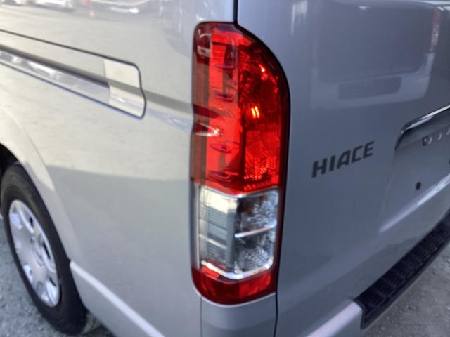 ハイエースバン ロングＤＸ　ＧＬパッケージ　６型後期　９人乗り　ダブルエアコン　パノラミックビュー　ワンオーナー　ドライブレコーダー前後　トヨタセーフティセンス　リアスライドガラス小窓　純正セキュリティ　ビルトインＥＴＣ　３列シート　キーレス（10枚目）