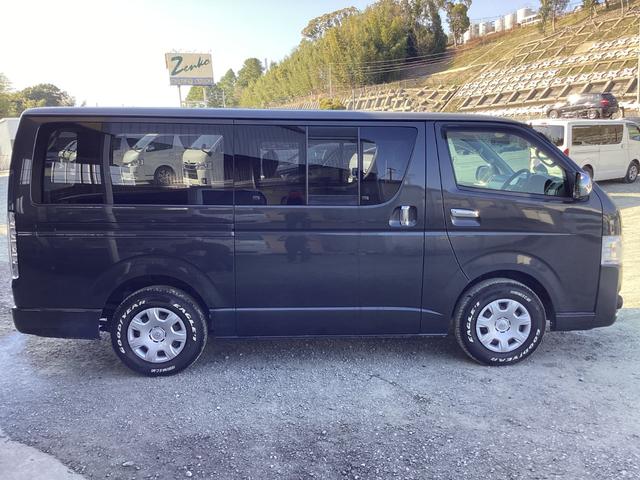 ハイエースバン ロングスーパーＧＬ　１型　４型フェイス　社外テールランプ　フルセグナビ　ホワイトレタータイヤ　バックカメラ　リアスライドガラス小窓　後期用ホイールキャップ　助手席エアバック　タイミングベルト交換済み　ＥＴＣ　キーレス（6枚目）