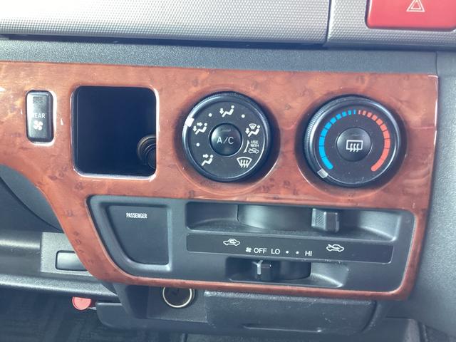 ハイエースバン ロングスーパーＧＬ　１型　４型フェイス　社外テールランプ　フルセグナビ　ホワイトレタータイヤ　バックカメラ　リアスライドガラス小窓　後期用ホイールキャップ　助手席エアバック　タイミングベルト交換済み　ＥＴＣ　キーレス（24枚目）