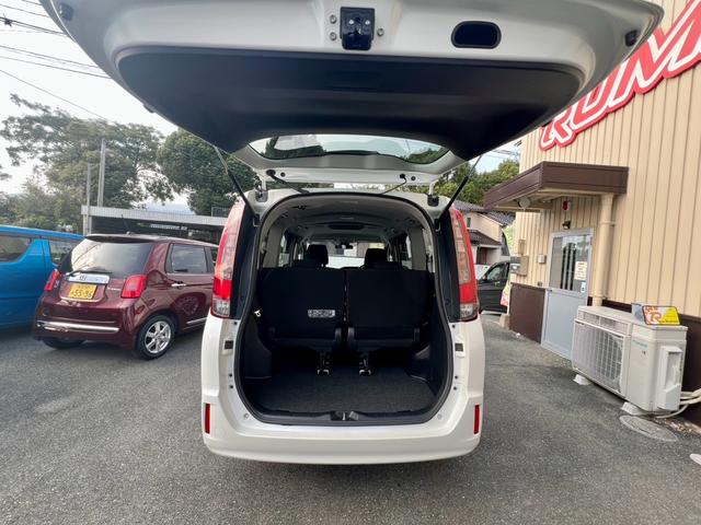 ノア Ｇ　全国１年保証付　両側電動スライドドア　メモリーナビ　フルセグＴＶ　バックカメラ　ＥＴＣ　ドライブレコーダー　Ｂｌｕｅｔｏｏｔｈオーディオ　衝突被害軽減システム　プッシュスタート　アイドリングストップ（13枚目）