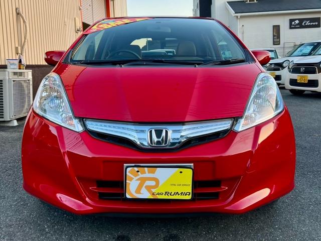 フィットハイブリッド ベースグレード　全国１年保証付　メモリーナビ　フルセグＴＶ　ＥＴＣ　バックカメラ　キーレスエントリー　アイドリングストップ　クルーズコントロール　盗難防止システム　安全衝突ボディ　ＤＶＤ再生　ＣＤ　フルフラット（2枚目）