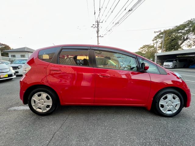 フィットハイブリッド ベースグレード　全国１年保証付　メモリーナビ　フルセグＴＶ　ＥＴＣ　バックカメラ　キーレスエントリー　アイドリングストップ　クルーズコントロール　盗難防止システム　安全衝突ボディ　ＤＶＤ再生　ＣＤ　フルフラット（3枚目）