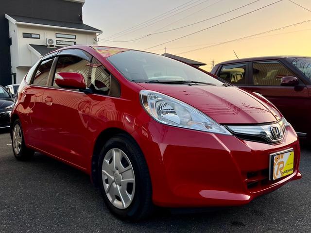 フィットハイブリッド ベースグレード　全国１年保証付　メモリーナビ　フルセグＴＶ　ＥＴＣ　バックカメラ　キーレスエントリー　アイドリングストップ　クルーズコントロール　盗難防止システム　安全衝突ボディ　ＤＶＤ再生　ＣＤ　フルフラット（4枚目）