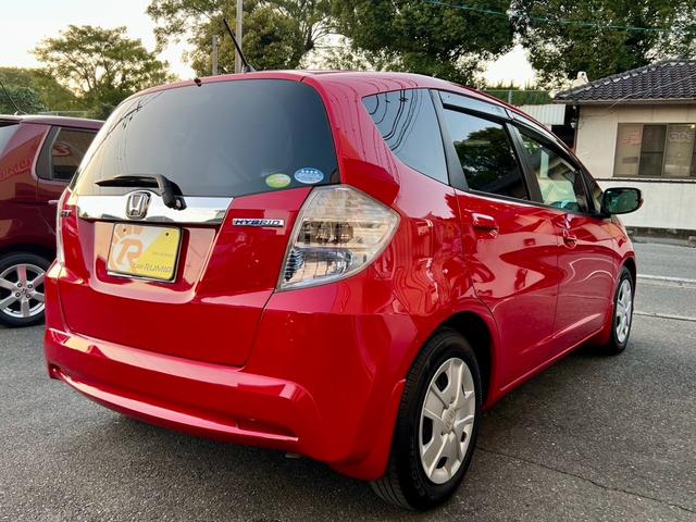 フィットハイブリッド ベースグレード　全国１年保証付　メモリーナビ　フルセグＴＶ　ＥＴＣ　バックカメラ　キーレスエントリー　アイドリングストップ　クルーズコントロール　盗難防止システム　安全衝突ボディ　ＤＶＤ再生　ＣＤ　フルフラット（8枚目）