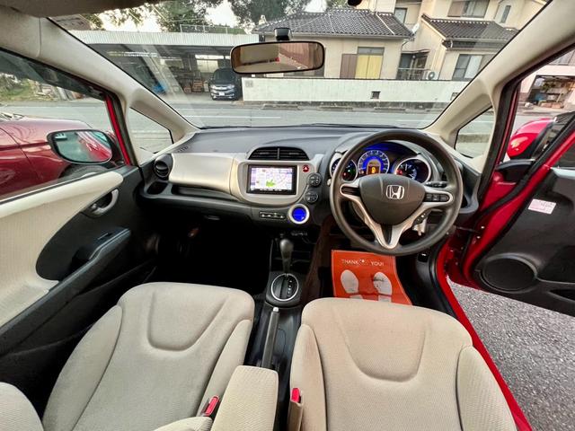 フィットハイブリッド ベースグレード　全国１年保証付　メモリーナビ　フルセグＴＶ　ＥＴＣ　バックカメラ　キーレスエントリー　アイドリングストップ　クルーズコントロール　盗難防止システム　安全衝突ボディ　ＤＶＤ再生　ＣＤ　フルフラット（10枚目）