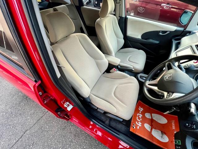 フィットハイブリッド ベースグレード　全国１年保証付　メモリーナビ　フルセグＴＶ　ＥＴＣ　バックカメラ　キーレスエントリー　アイドリングストップ　クルーズコントロール　盗難防止システム　安全衝突ボディ　ＤＶＤ再生　ＣＤ　フルフラット（11枚目）