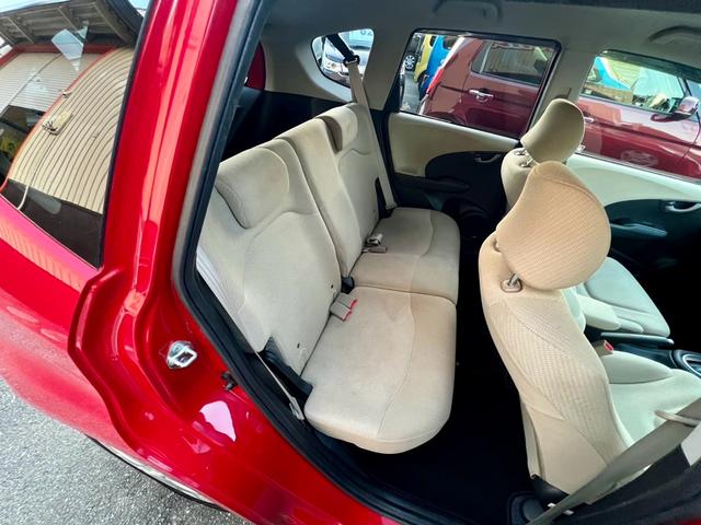 フィットハイブリッド ベースグレード　全国１年保証付　メモリーナビ　フルセグＴＶ　ＥＴＣ　バックカメラ　キーレスエントリー　アイドリングストップ　クルーズコントロール　盗難防止システム　安全衝突ボディ　ＤＶＤ再生　ＣＤ　フルフラット（12枚目）